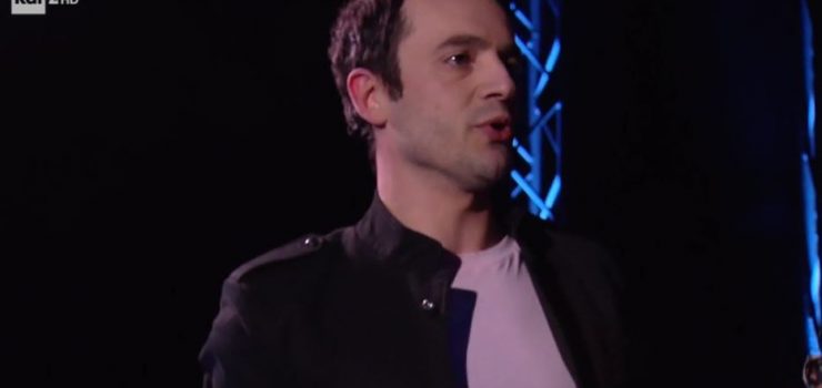 The Voice, eliminato insulta e spacca la chitarra