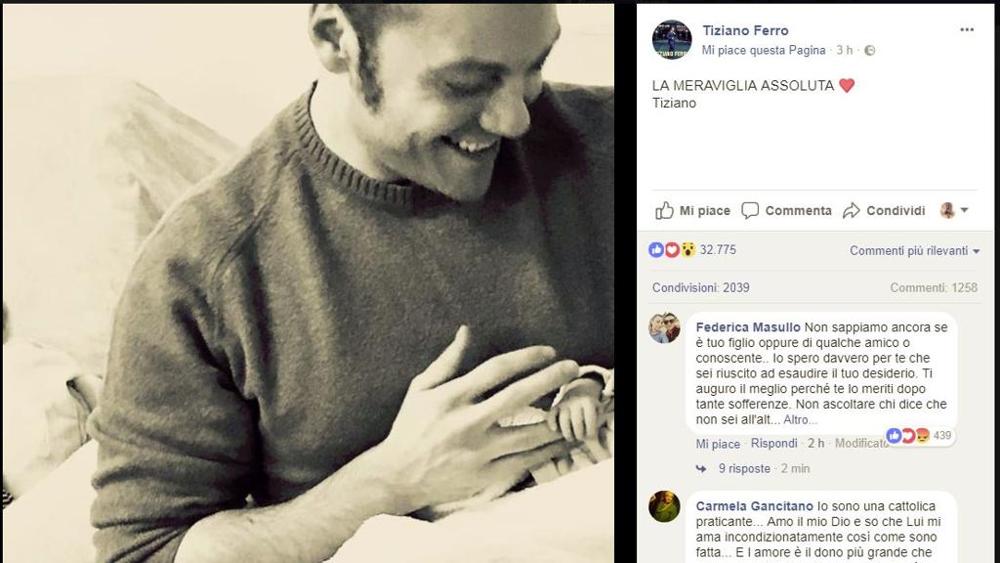 Tiziano Ferro posta una foto con in braccio un bebè e i social impazziscono. Ma non è suo