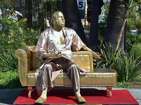 A Hollywood compare una statua dorata di Weinstein in vestaglia