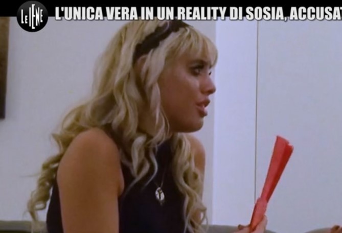Le Iene, scherzo a Asia Valente: è l’unica vera circondata da sosia, ma nessuno le crede