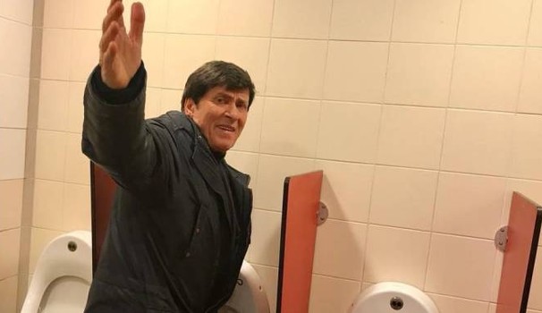 Povero Morandi: una fan l’ha fotografato in un bagno dell’Autogrill