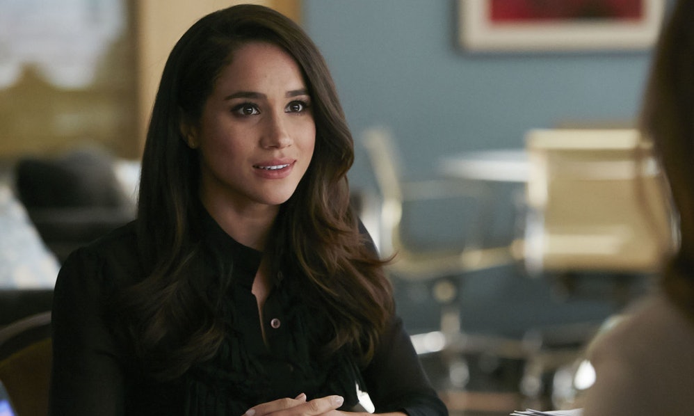 Meghan Markle si sposa… due volte: sul set di “Suits” prima che a Windsor Meghan Markle si sposa… due volte: sul set di “Suits” prima che a Windsor