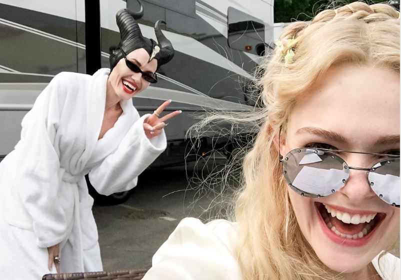 Elle Fanning e Angelina Jolie, primi scatti social dal set di “Maleficent 2”