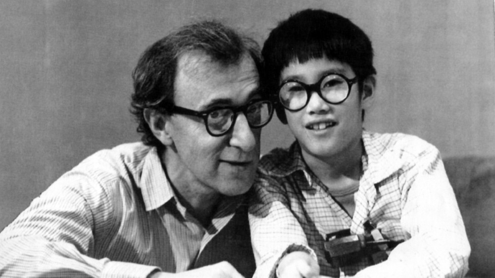 Woody Allen, il figlio Moses torna a difendere il padre: “Ad abusare di noi è stata mia madre Mia Farrow” Woody Allen, il figlio Moses torna a difendere il padre: “Ad abusare di noi è stata mia madre Mia Farrow”