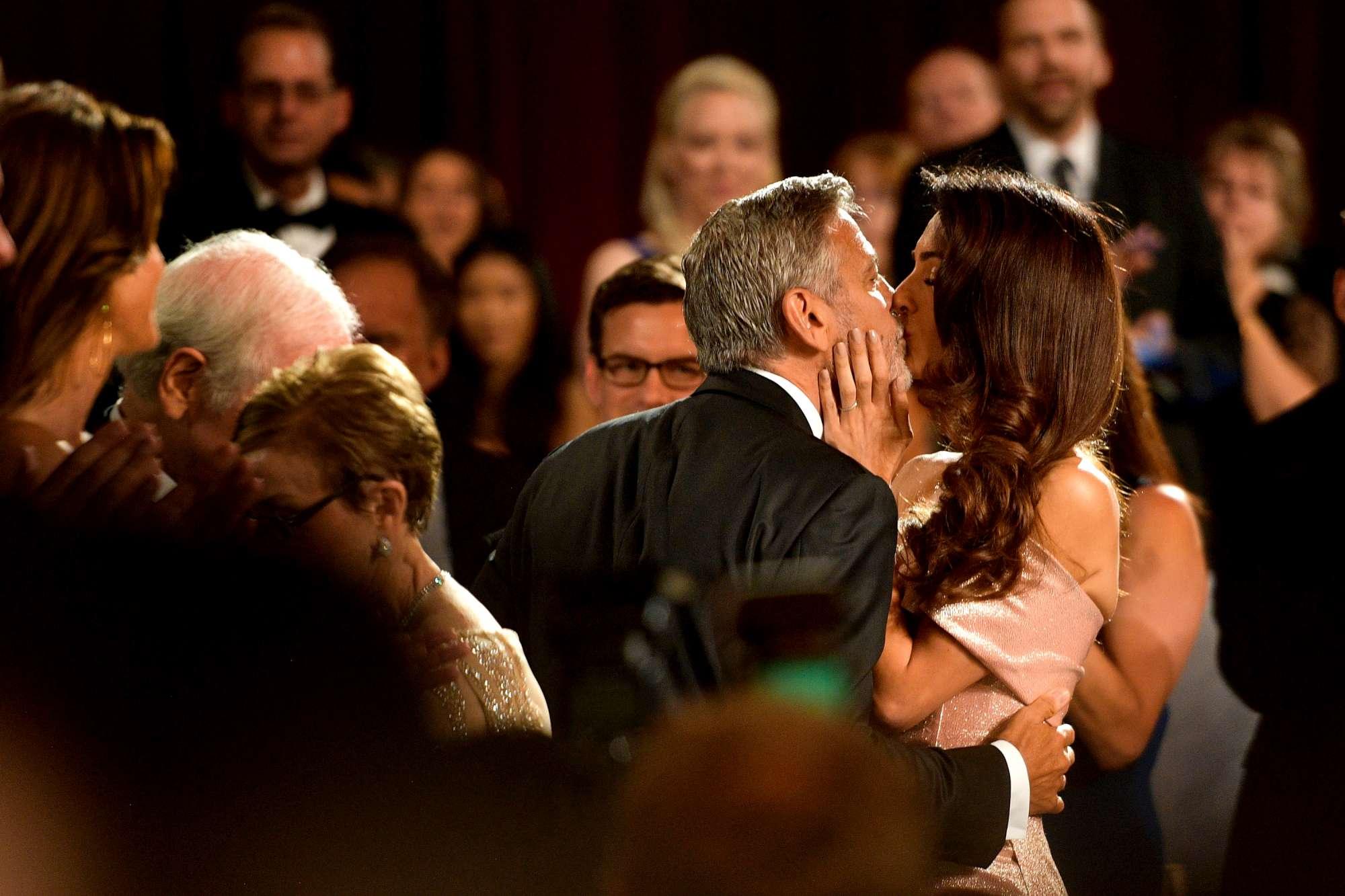 George Clooney “premiato” con una bacio appassionato da Amal: “Ho trovato il grande amore” George Clooney “premiato” con una bacio appassionato da Amal: “Ho trovato il grande amore”