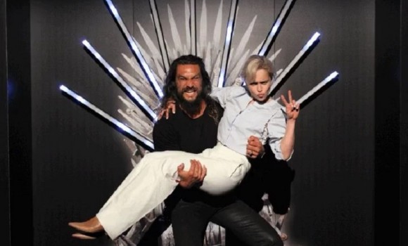 Emilia Clarke e Jason Mamoa, insieme al resto del cast di Game of Thrones per la fine delle riprese