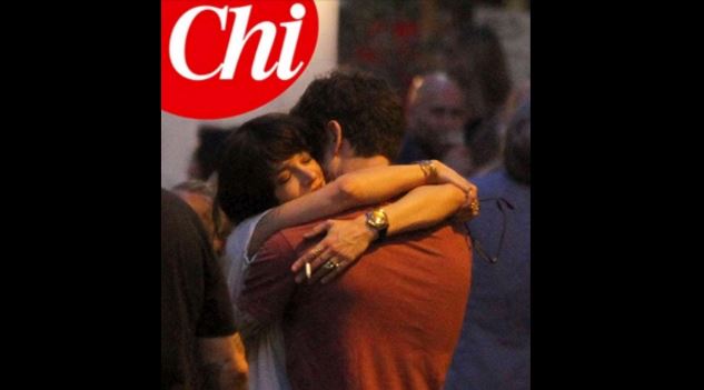 Asia Argento abbracciata con un giovane giornalista francese. E il fidanzato dovʼè?
