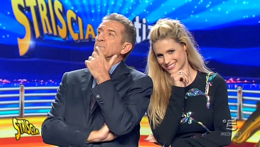 Trent’anni di Striscia la notizia, dietro al tavolone subito Greggio e Hunziker