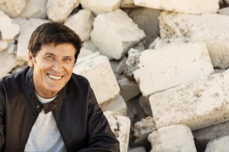Gianni Morandi si è ustionato alle gambe