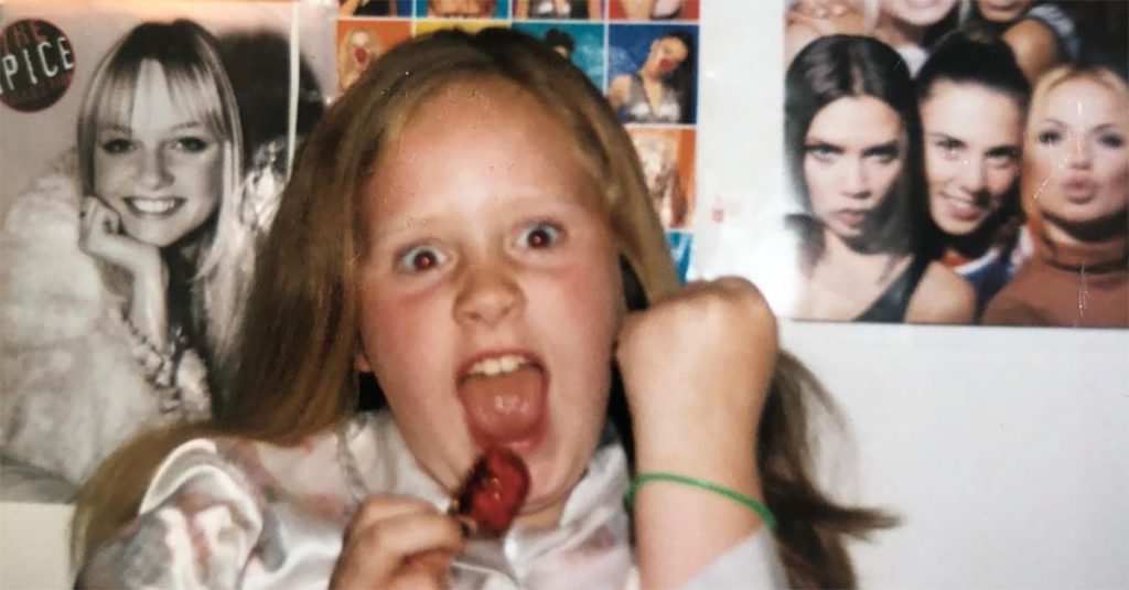 Adele è la fan numero uno delle Spice Girls, lo scatto da bambina con la girl band
