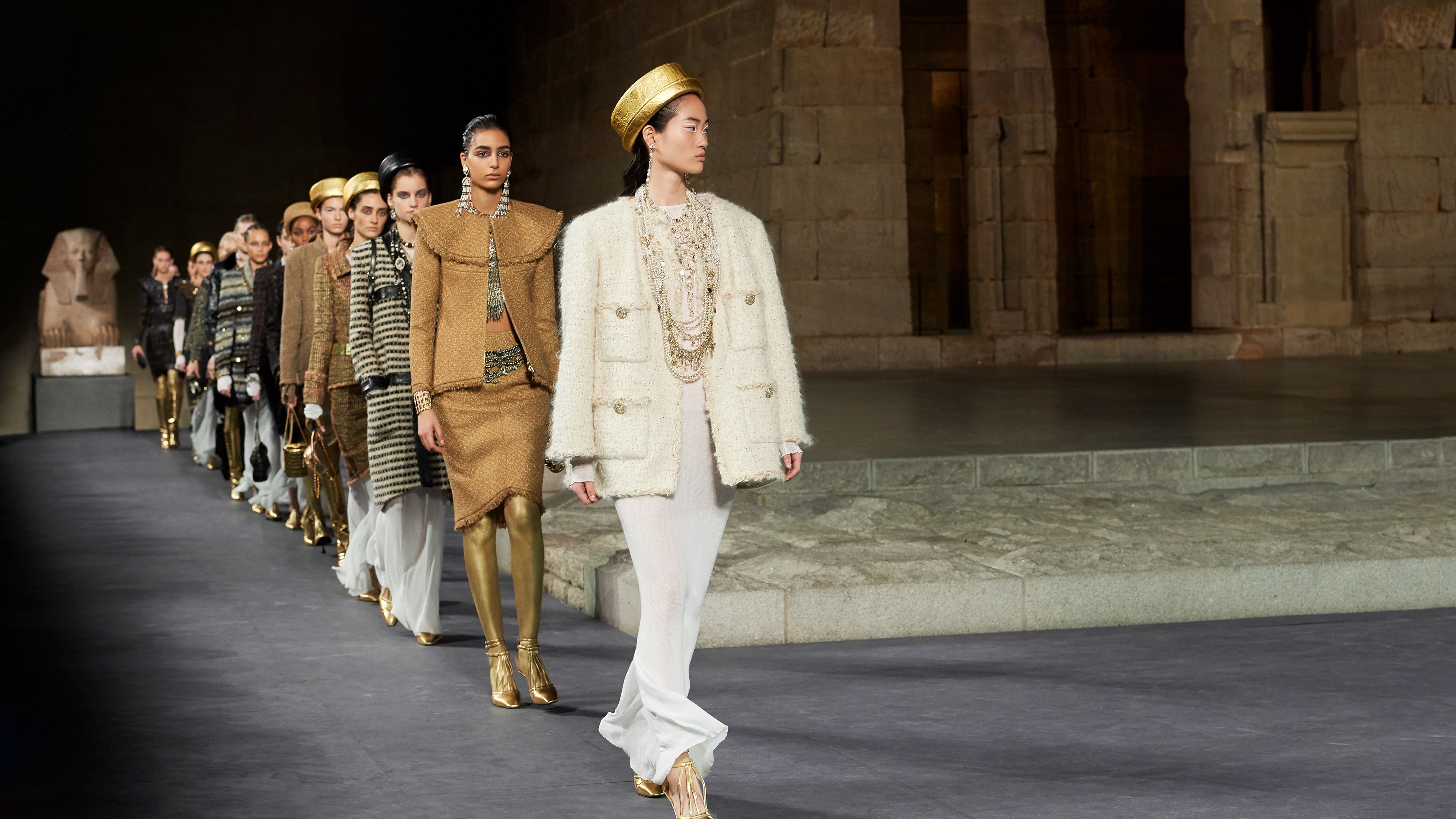 La sfilata di Chanel al Met di New York