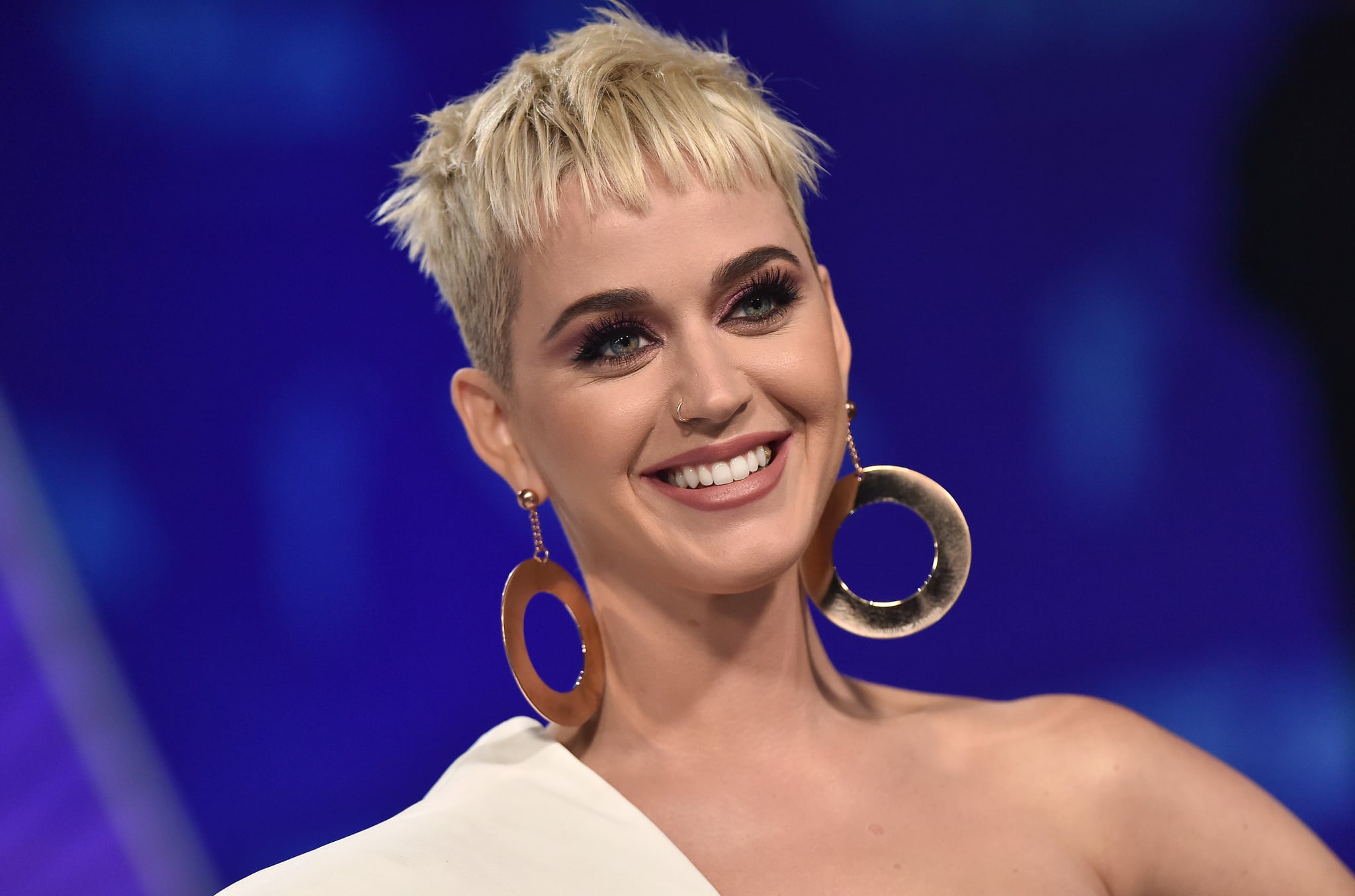 Katy Perry “compra” all’asta il fidanzato Orlando Bloom per evitare che esca con una fan