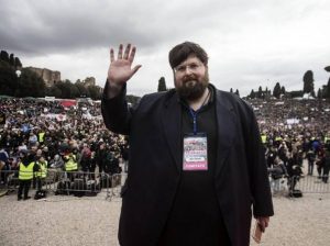 Il ritorno di Ornella Muti in tv fa scoppiare la polemica per il bacio gay su Rai1. Adinolfi: “Porcherie in prima serata”