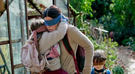 Bird Box Challenge, dal film Netflix l’ultima follia sul web. L’allarme: «Non fatelo» Bird Box Challenge, dal film Netflix l’ultima follia sul web. L’allarme: «Non fatelo»