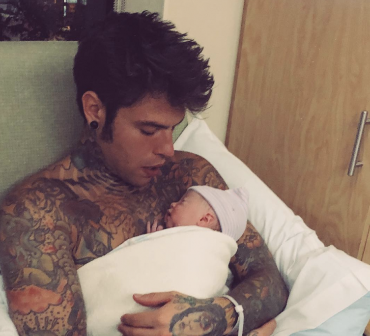 Anche Fedez dedica un tatuaggio al suo Leone (versione Cupido)