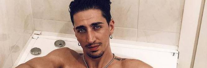 Il ballerino di Amici si mostra nudo nella vasca. Ma un’ombra (birichina) lo tradisce