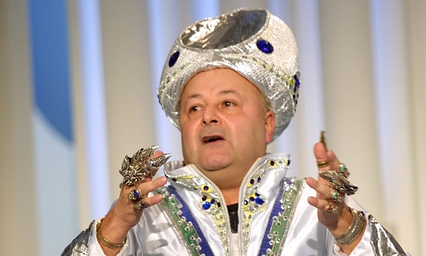 “Domenica Live”, Il divino Otelma attacca Luxuria: “Sei complice di crimini contro l’umanità”
