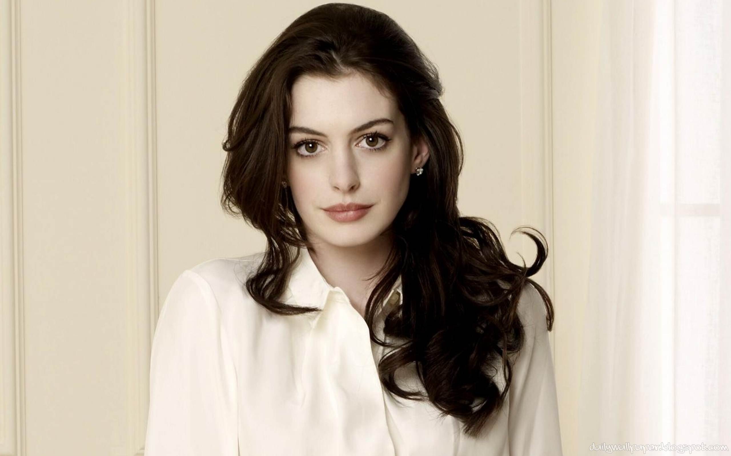 «Attenti a quelle due…», la truffa di Anne Hathaway al principe Azzurro