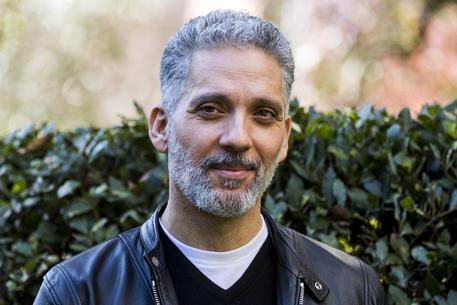 Beppe Fiorello fa 50, “Ora mi infiltro tra i Narcos”