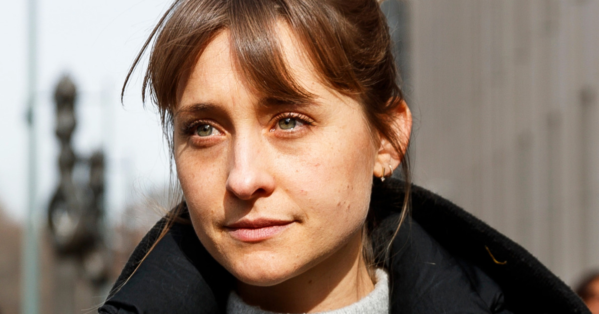 L’attrice di “Smallville” Allison Mack si dichiara colpevole: reclutava schiave sessuali per una setta L’attrice di “Smallville” Allison Mack si dichiara colpevole: reclutava schiave sessuali per una setta