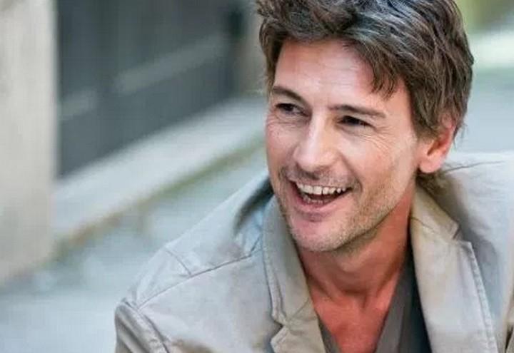 Roberto Farnesi mostra il “pancione”: a 52 anni sarà papà per la prima volta