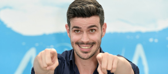 Lorenzo Baglioni spiega l’Unione europea con una canzone