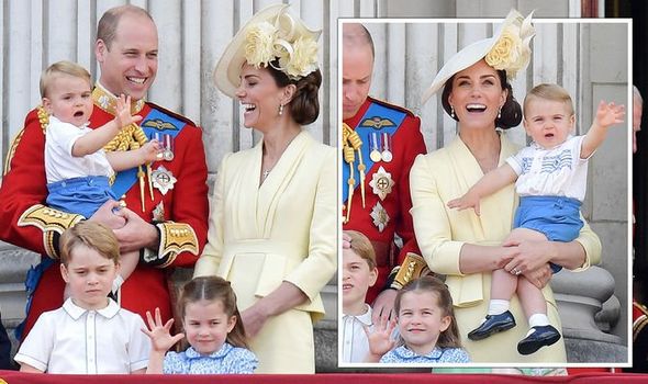 Il debutto di Louis, il broncio di George e Charlotte sempre più disinvolta: i piccoli reali al balcone di Buckingham Palace