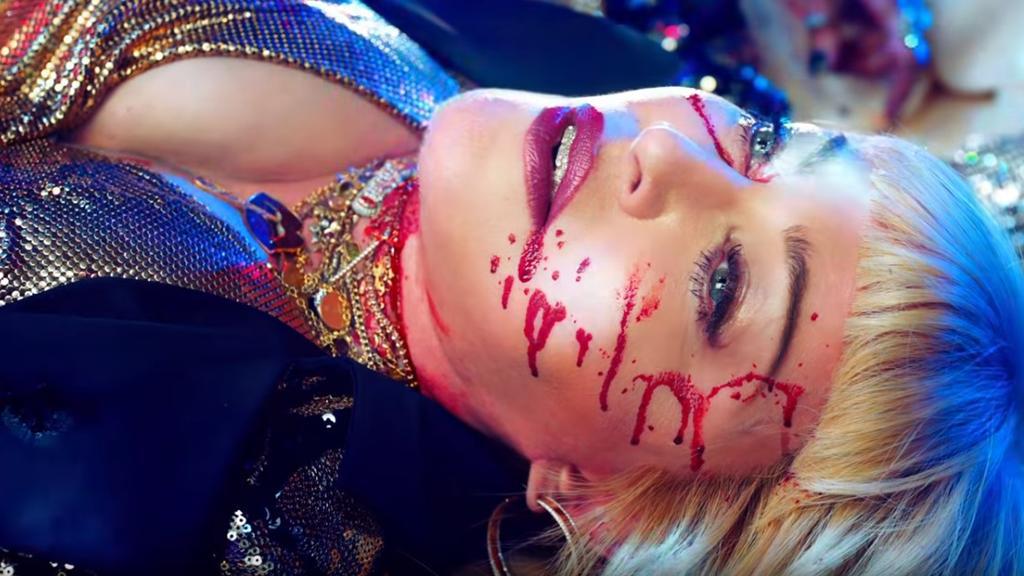 Spari e corpi stesi a terra, con il video anti-armi Madonna ha superato il limite?