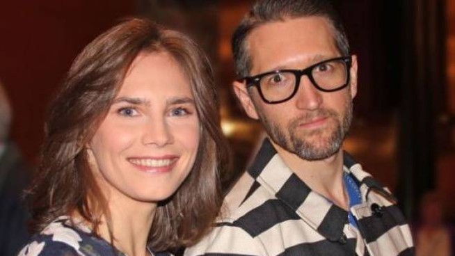 Amanda Knox e il fidanzato lanciano una raccolta fondi per il matrimonio