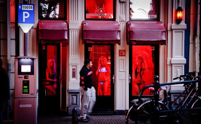 Amsterdam, la sindaca che vuole chiudere il quartiere a luci rosse