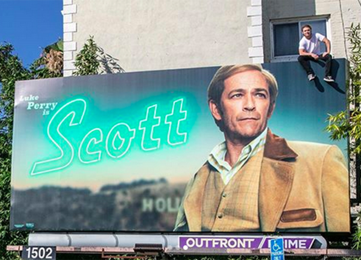 Luke Perry, il figlio scala un cartellone (per una tenera foto con papà)