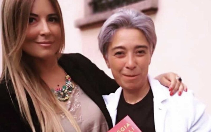 Pamela Perricciolo mondana alla presentazione del libro della Lucarelli: dopo lo scandalo lei ed Eliana Michelazzo sono vip. Le ex agenti si prendono i riflettori agli eventi a cui vengono invitate