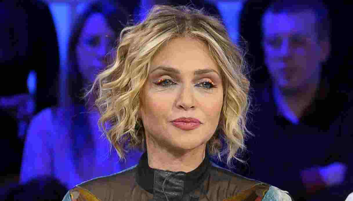 Paola Barale ha ammesso che il dolore della fine della relazione con Raz Degan ha rappresentato il ‘momento più difficile’ della sua vita e che lei non voleva proprio lasciarlo andare