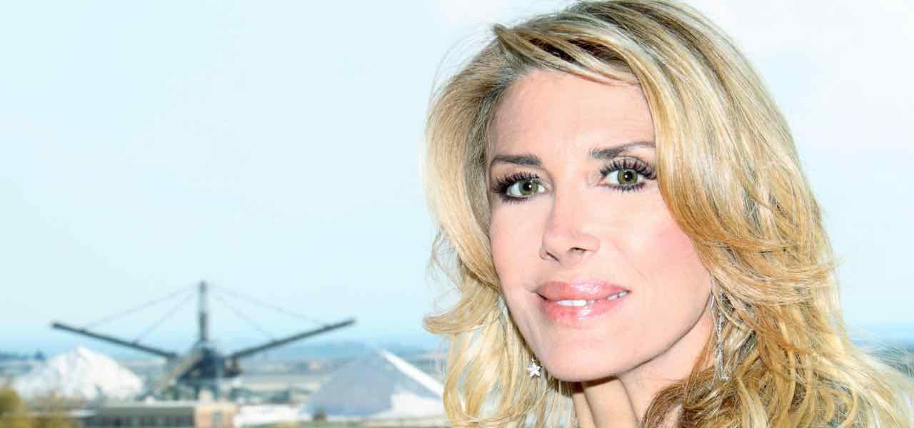 Gabriella Carlucci “Mi può passare sopra un treno, ma io mi rialzo”