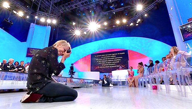 Gemma Galgani a Uomini e Donne come Marilyn Monroe, Maria De Filippi ‘sdraiata’ a terra dalle risate. Quando l’abito della 69enne si alza, stupore in studio, la conduttrice non si trattiene più… Gemma Galgani a Uomini e Donne come Marilyn Monroe, Maria De Filippi ‘sdraiata’ a terra dalle risate. Quando l’abito della 69enne si alza, stupore in studio, la conduttrice non si trattiene più…