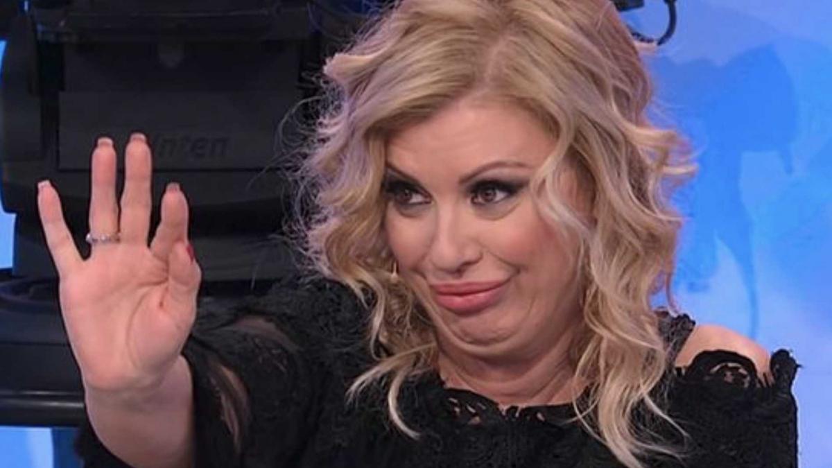 Maurizio Costanzo Show, Tina Cipollari annuncia il suo libro: “Le corna le ho anche messe”