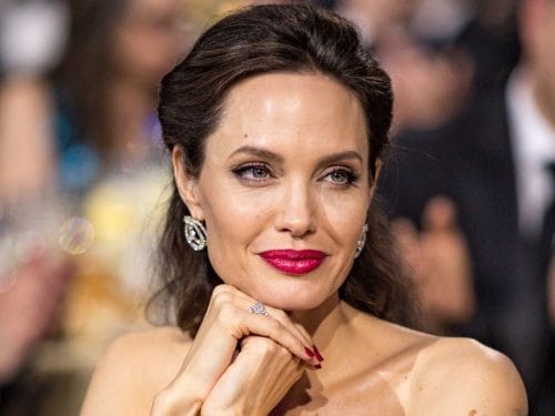 Questa immagine ha l'attributo alt vuoto; il nome del file è Angelina-Jolie-cover-mobile-500x375.jpg