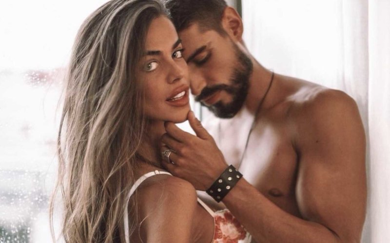 Fabio Colloricchio ha chiesto a Violeta Mangrinan di sposarlo regalandole un anello di Cartier, lei ha accettato: presto si sposeranno!