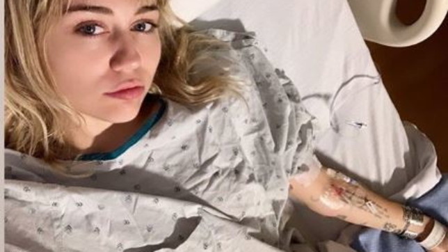 Miley Cyrus è in ospedale e Cody Simpson… fa il dottore: “Con lui sto già meglio”
