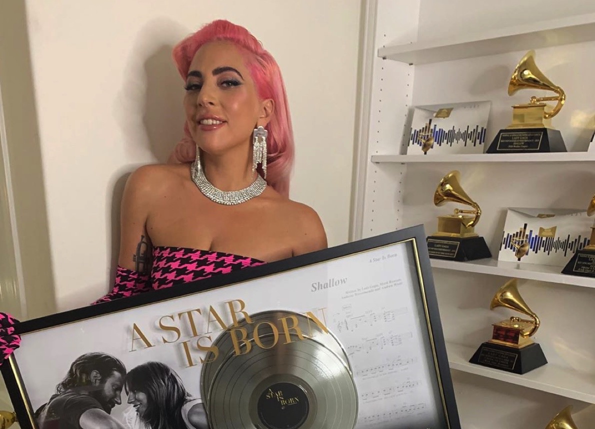 Lady Gaga stupisce i fan e cambia look (di capelli)