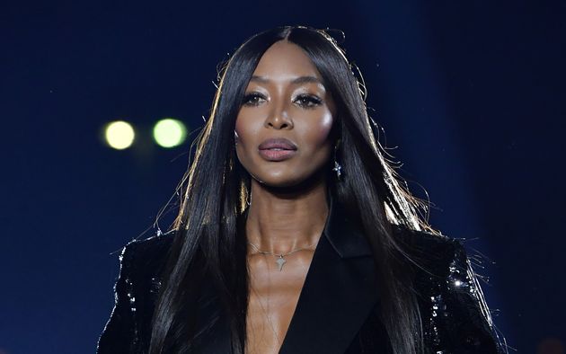Coronavirus, la routine aeroportuale di Naomi Campbell diventa virale