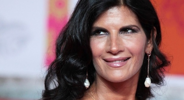 Pamela Prati dopo il Mark Caltagirone gate risorge con un disco: ‘Sto ripartendo. Quando guardo il video del disco mi sembra di tornare ai miei vent’anni’