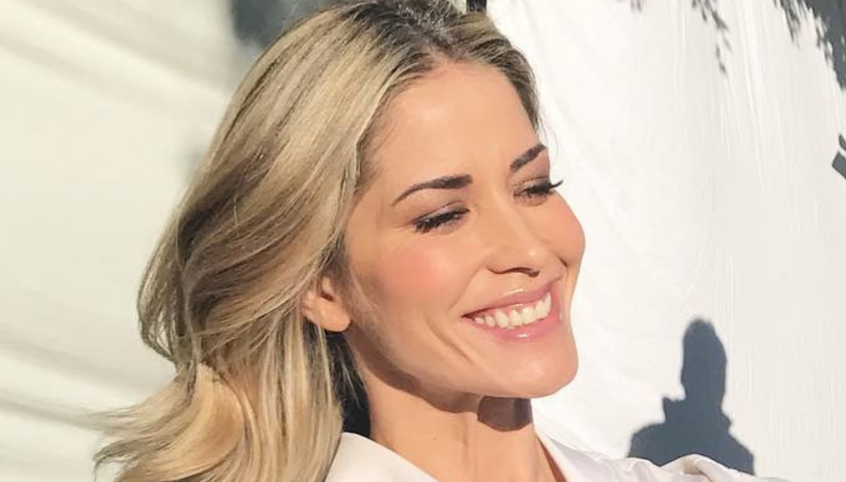 Elena Santarelli annuncia il libro sul tumore del figlio Giacomo, ‘Una mamma lo sa’. La 38enne si emoziona, ha la voce rotta e le lacrime agli occhi…