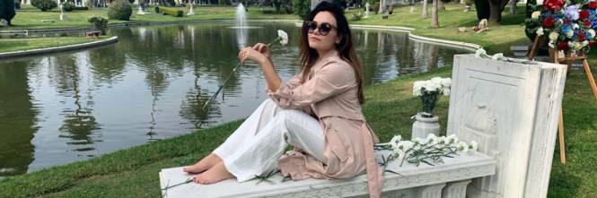 La figlia di Al Bano e Romina in posa sulla tomba del nonno e scoppia la polemica