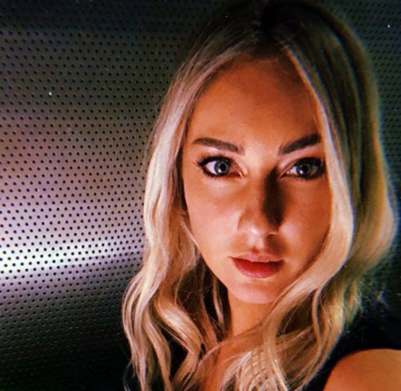 Cristel Carrisi torna in pubblico dopo il parto: più in forma che mai al Maurizio Costanzo Show