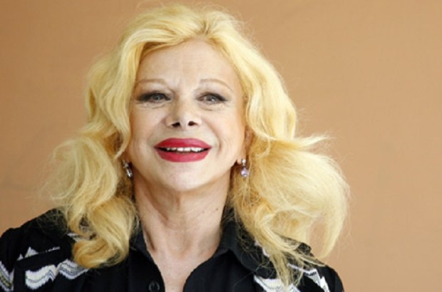 Sandra Milo non si tiene: “Palestrati mi mandano foto senza mutande”