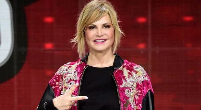 Simona Ventura, guarisce dall’influenza australiana, i no vax l’attaccano: «Venduta»