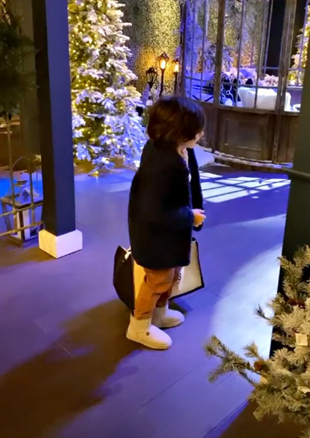 Belen, shopping natalizio insieme al suo piccolo Santiago che ha un look super fashion: i due comprano le ultime decorazioni