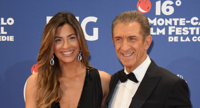 Ezio Greggio, la fidanzata molto più giovane di non gli pesa: ‘Non guardo mai l’anagrafe di una compagna’