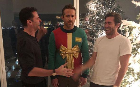 Ryan Reynolds trasforma il maglione di Natale brutto in beneficenza